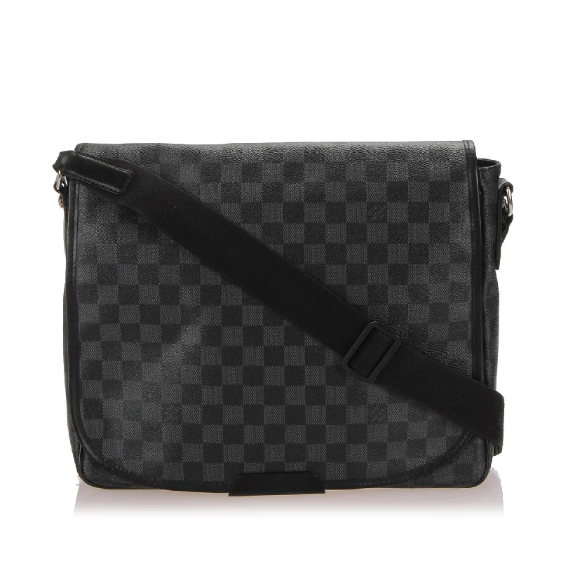 Louis Vuitton Damier Graphite District MM Messenger Bag (SHG-12915)